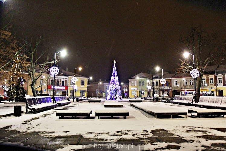 Świąteczne iluminacje w Mielcu tuż po Wigilii