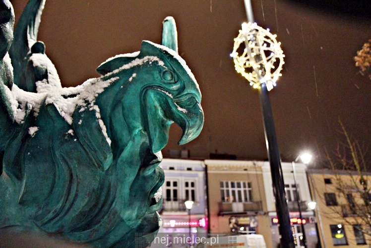 Świąteczne iluminacje w Mielcu tuż po Wigilii