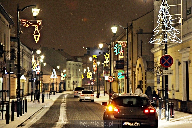 Świąteczne iluminacje w Mielcu tuż po Wigilii