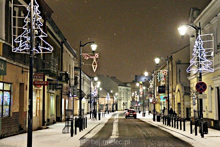Świąteczne iluminacje w Mielcu tuż po Wigilii