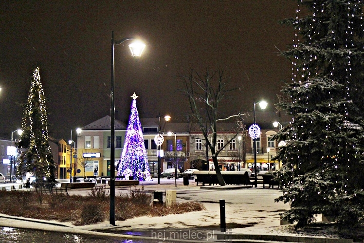 Świąteczne iluminacje w Mielcu tuż po Wigilii