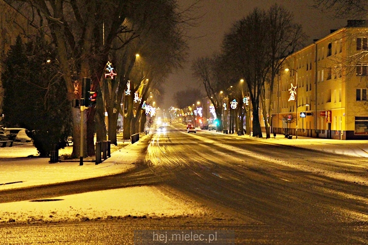 Świąteczne iluminacje w Mielcu tuż po Wigilii
