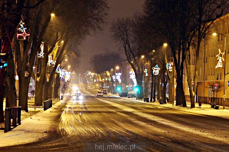 Świąteczne iluminacje w Mielcu tuż po Wigilii