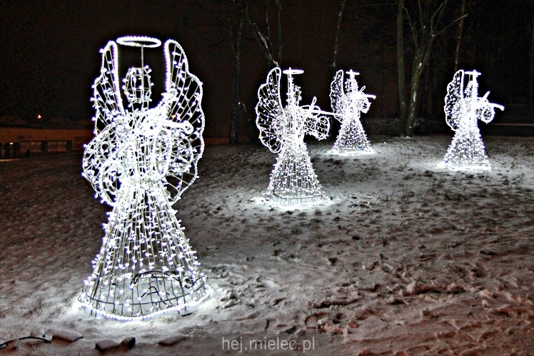 Świąteczne iluminacje w Mielcu tuż po Wigilii