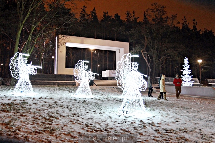 Świąteczne iluminacje w Mielcu tuż po Wigilii