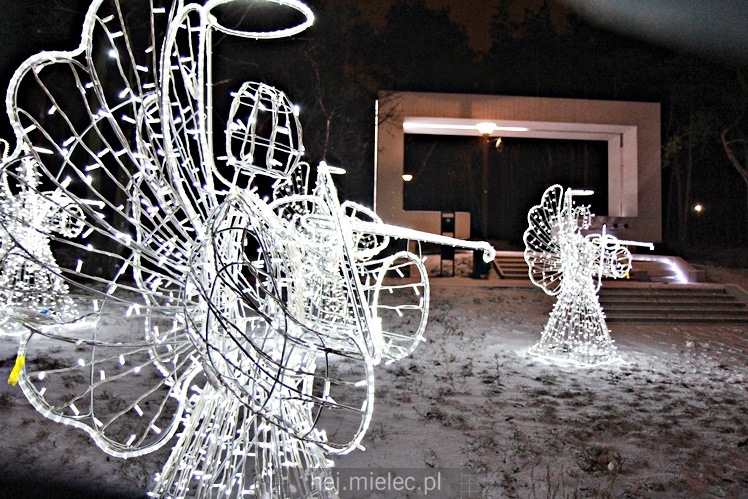 Świąteczne iluminacje w Mielcu tuż po Wigilii