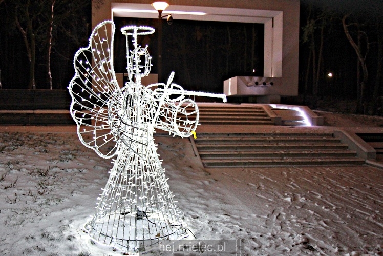 Świąteczne iluminacje w Mielcu tuż po Wigilii