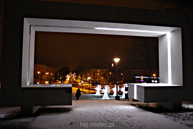 Świąteczne iluminacje w Mielcu tuż po Wigilii