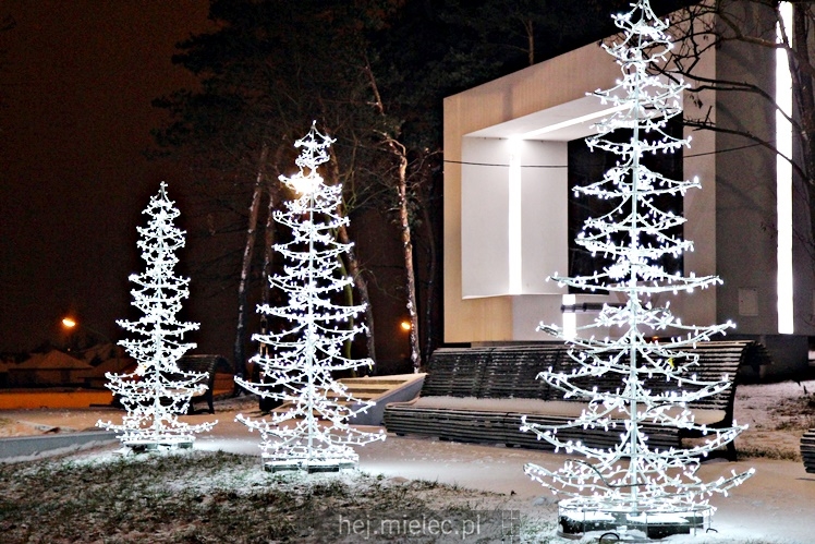 Świąteczne iluminacje w Mielcu tuż po Wigilii