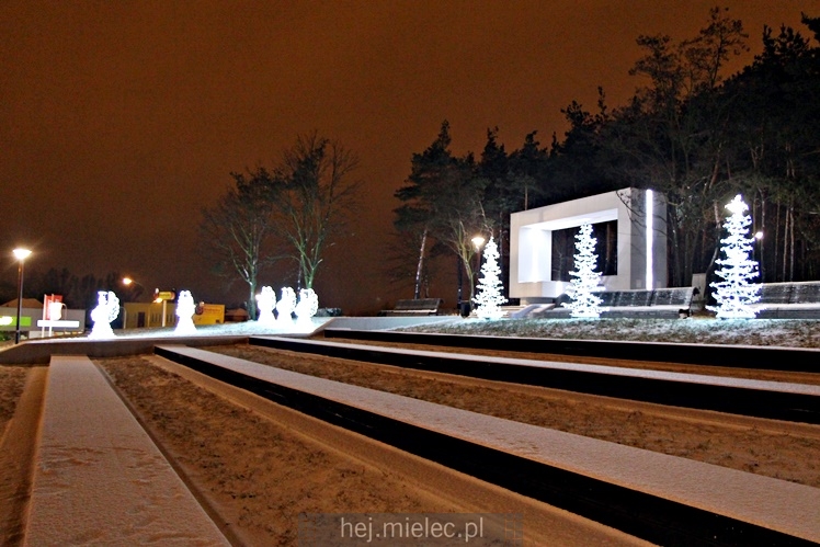 Świąteczne iluminacje w Mielcu tuż po Wigilii
