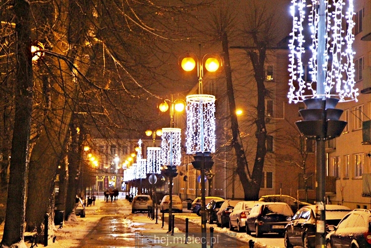 Świąteczne iluminacje w Mielcu tuż po Wigilii