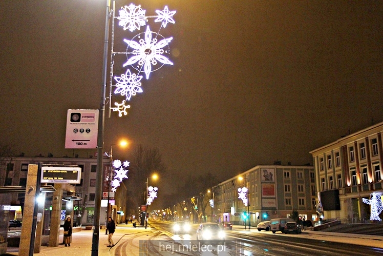 Świąteczne iluminacje w Mielcu tuż po Wigilii