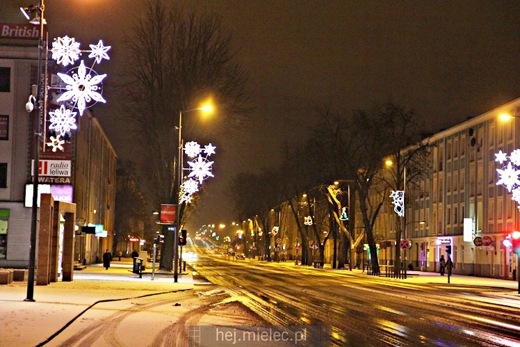 Świąteczne iluminacje w Mielcu tuż po Wigilii
