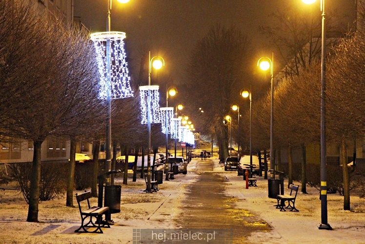 Świąteczne iluminacje w Mielcu tuż po Wigilii