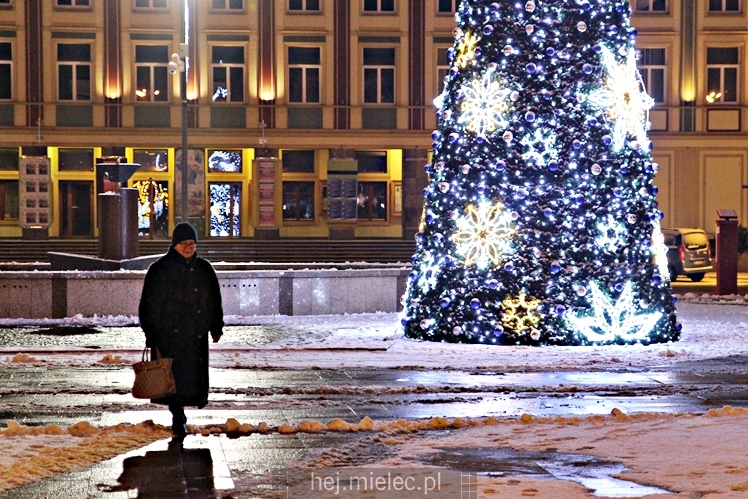 Świąteczne iluminacje w Mielcu tuż po Wigilii