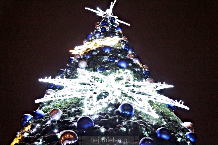 Świąteczne iluminacje w Mielcu tuż po Wigilii