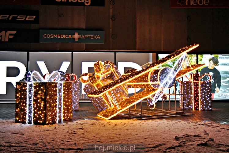 Świąteczne iluminacje w Mielcu tuż po Wigilii