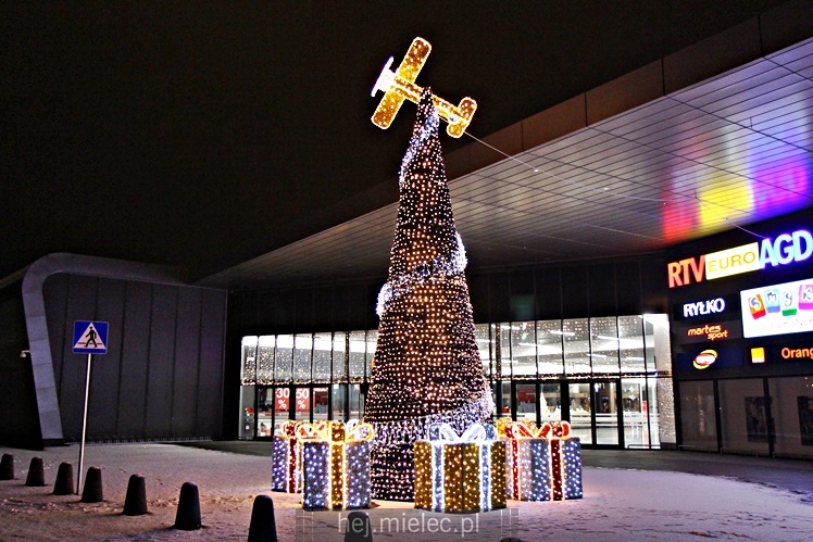 Świąteczne iluminacje w Mielcu tuż po Wigilii
