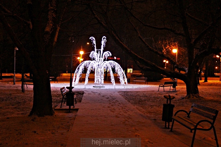 Świąteczne iluminacje w Mielcu tuż po Wigilii