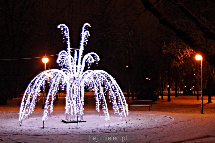 Świąteczne iluminacje w Mielcu tuż po Wigilii