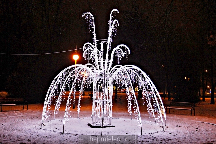 Świąteczne iluminacje w Mielcu tuż po Wigilii