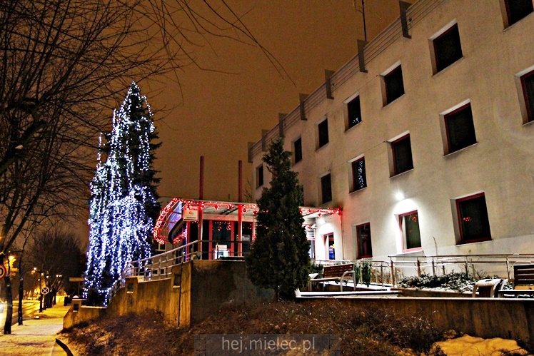Świąteczne iluminacje w Mielcu tuż po Wigilii