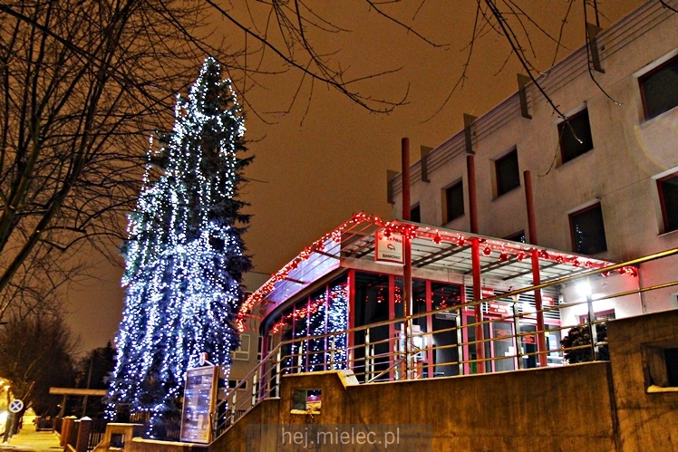 Świąteczne iluminacje w Mielcu tuż po Wigilii