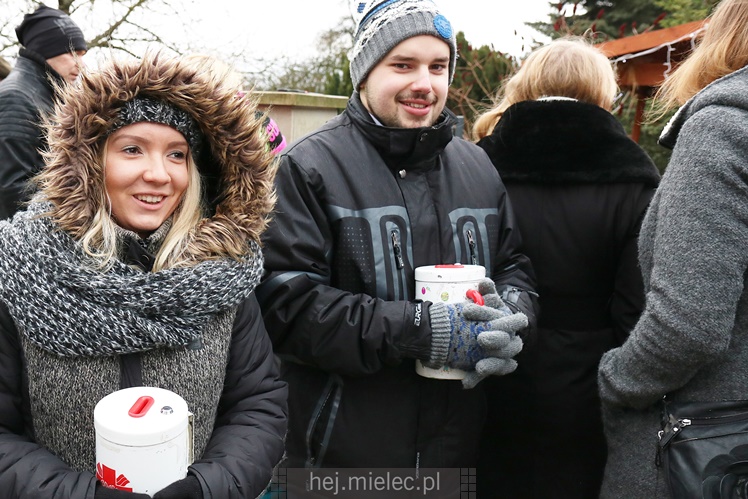 Przygotowali żywą szopką by zebrać na wakacje, przyciągnęli tłumy