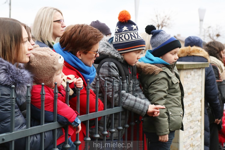 Przygotowali żywą szopką by zebrać na wakacje, przyciągnęli tłumy