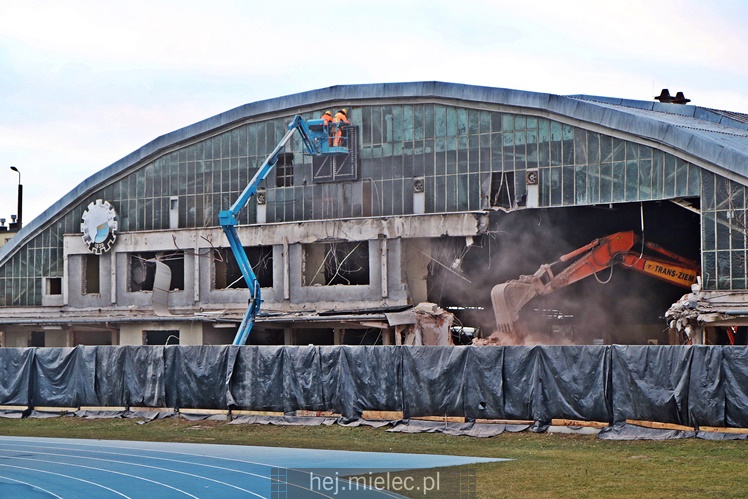 Ostatni dzień słynnego stadionowego zegara! Trwa rozbiórka hali