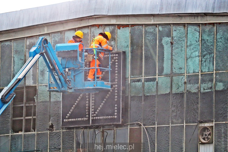 Ostatni dzień słynnego stadionowego zegara! Trwa rozbiórka hali