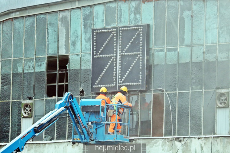 Ostatni dzień słynnego stadionowego zegara! Trwa rozbiórka hali