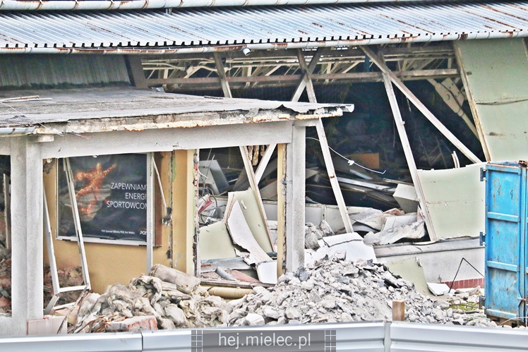 Ostatni dzień słynnego stadionowego zegara! Trwa rozbiórka hali