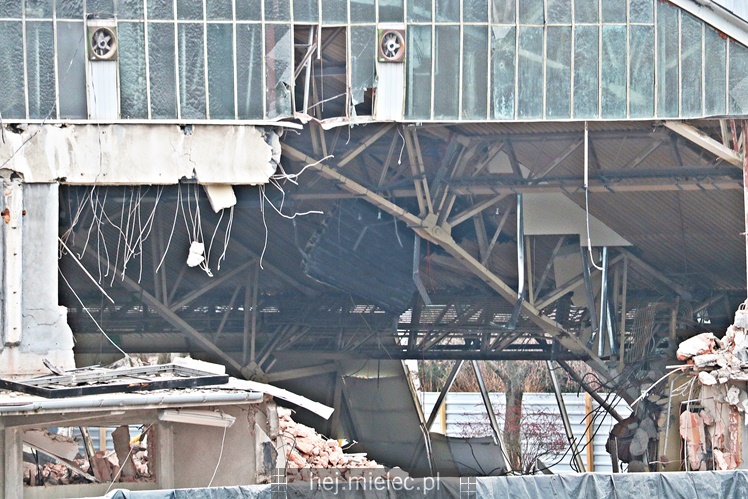 Ostatni dzień słynnego stadionowego zegara! Trwa rozbiórka hali