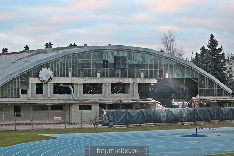 Ostatni dzień słynnego stadionowego zegara! Trwa rozbiórka hali
