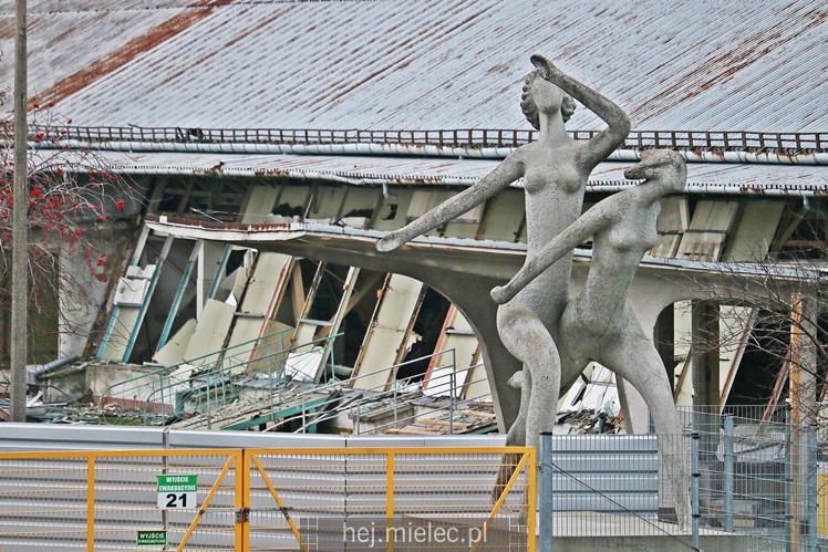 Ostatni dzień słynnego stadionowego zegara! Trwa rozbiórka hali