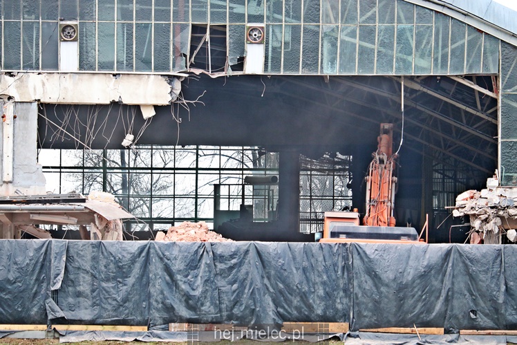 Ostatni dzień słynnego stadionowego zegara! Trwa rozbiórka hali