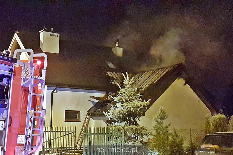 Pożar na ulicy Partyzantów, ogień pojawił się na poddaszu