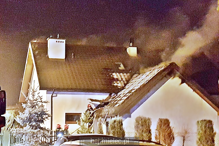 Pożar na ulicy Partyzantów, ogień pojawił się na poddaszu