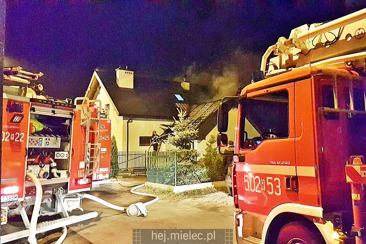 Pożar na ulicy Partyzantów, ogień pojawił się na poddaszu