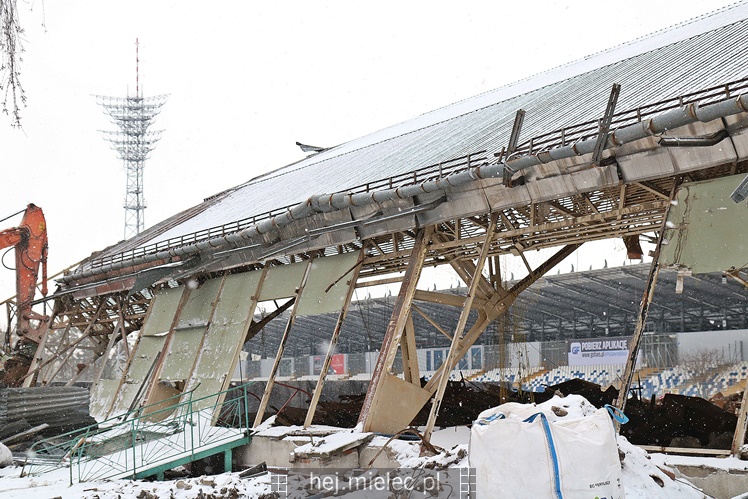 Rozpoczęła się rozbiórka przęseł hali MOSiR