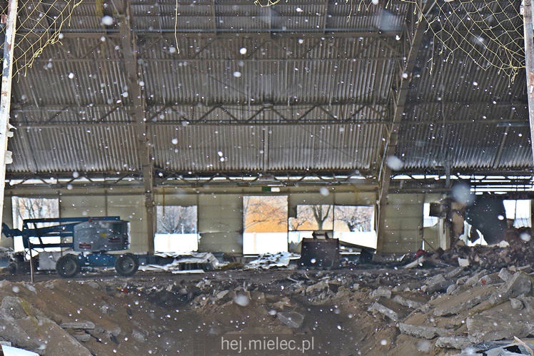 Rozpoczęła się rozbiórka przęseł hali MOSiR