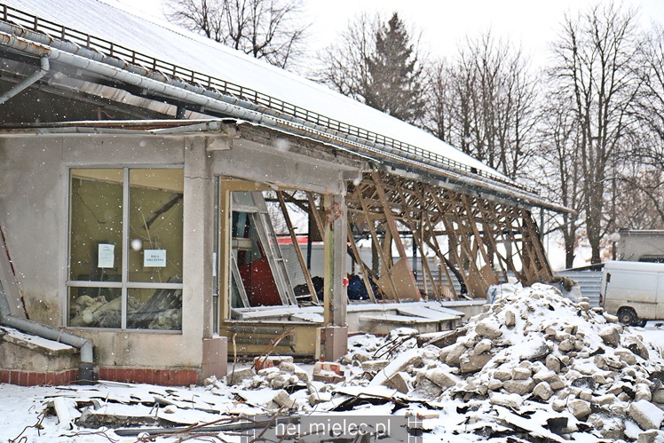 Rozpoczęła się rozbiórka przęseł hali MOSiR