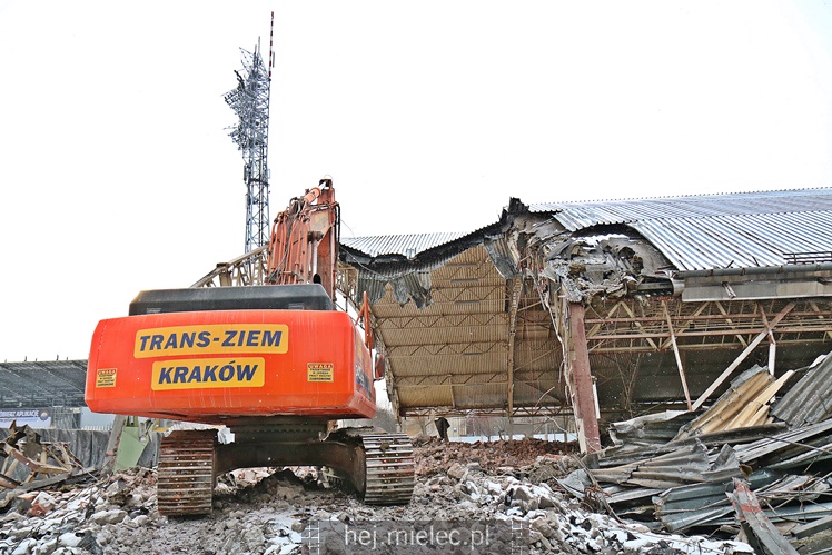 Rozpoczęła się rozbiórka przęseł hali MOSiR