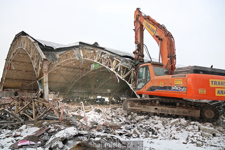 Rozpoczęła się rozbiórka przęseł hali MOSiR