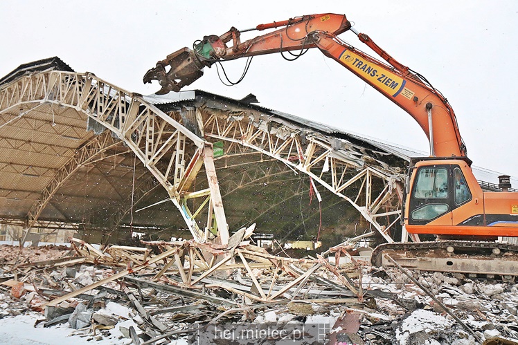 Rozpoczęła się rozbiórka przęseł hali MOSiR