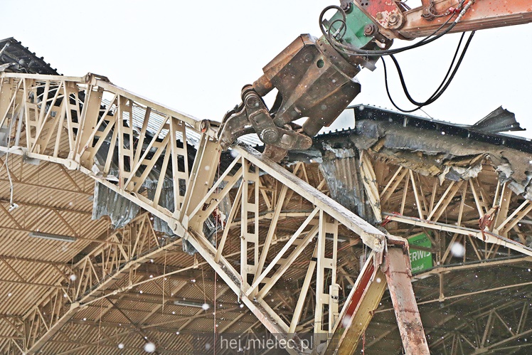 Rozpoczęła się rozbiórka przęseł hali MOSiR