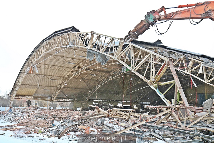 Rozpoczęła się rozbiórka przęseł hali MOSiR