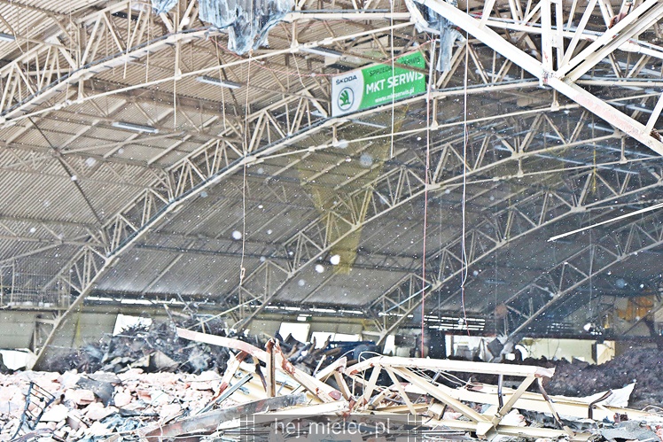 Rozpoczęła się rozbiórka przęseł hali MOSiR