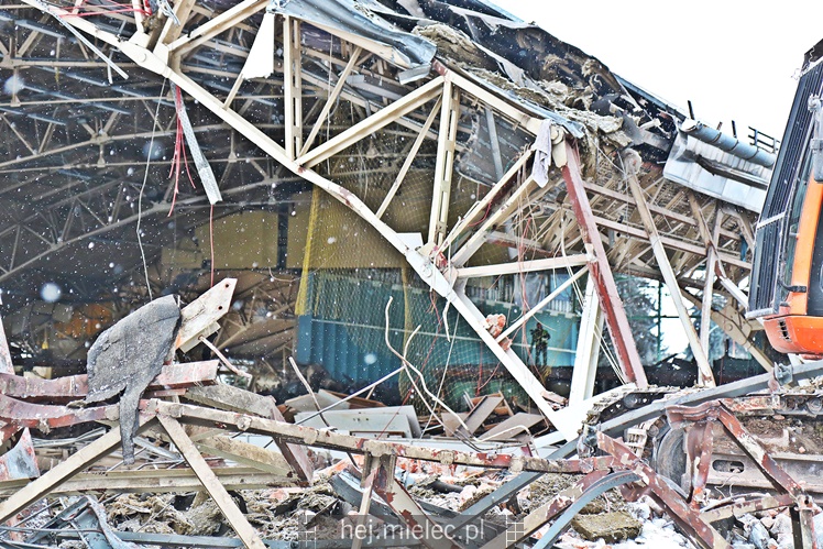 Rozpoczęła się rozbiórka przęseł hali MOSiR